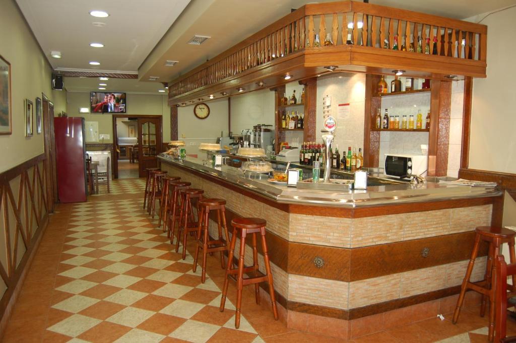un bar en un restaurante con taburetes en Bar Pensión Restaurante Bidasoa en Irún