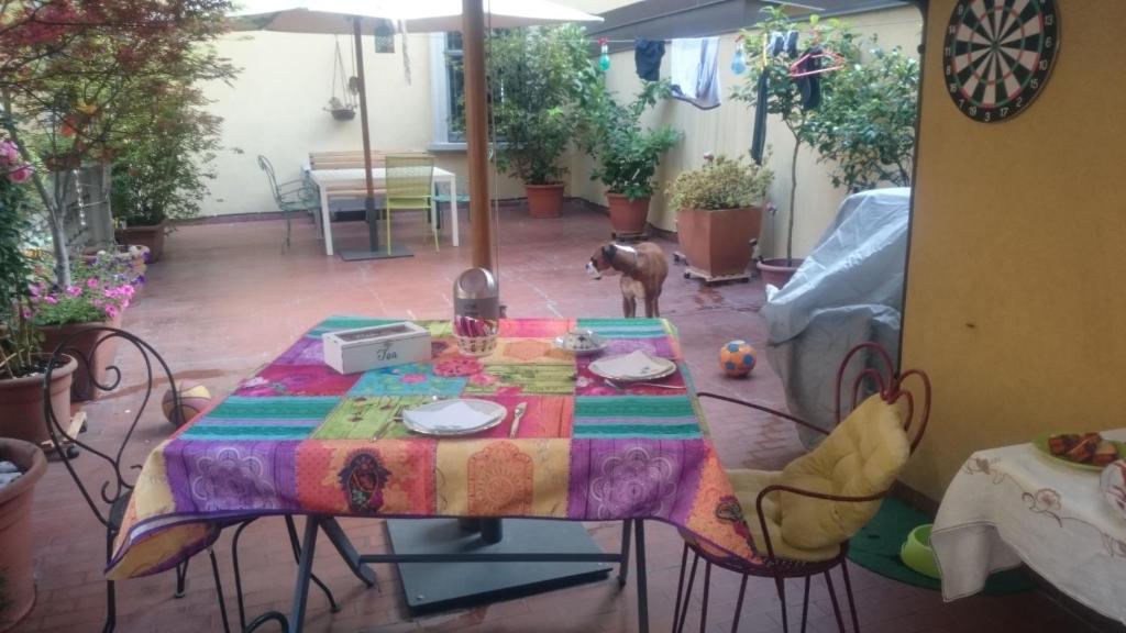 un tavolo con una tovaglia in un patio di Green Tricolore a Milano