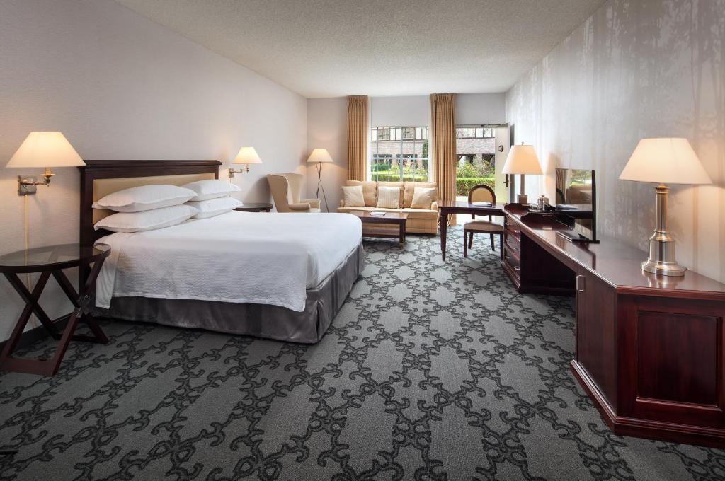 Anaheim Majestic Garden Hotel - Deluxe King Room Con Cama Con Sofá