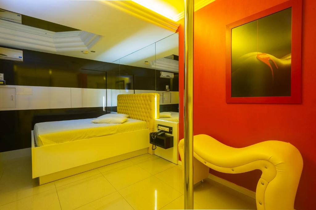  Motel 2001 (Adults Only)