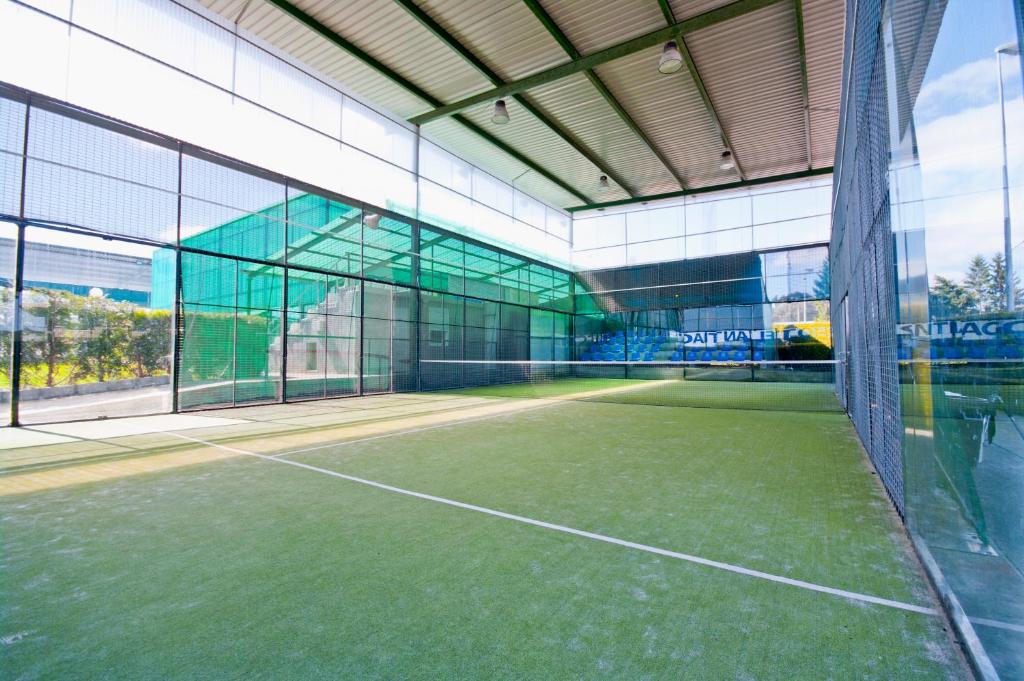Instalaciones para jugar a tenis o squash en Hotel Auditorio Santiago & Spa o alrededores