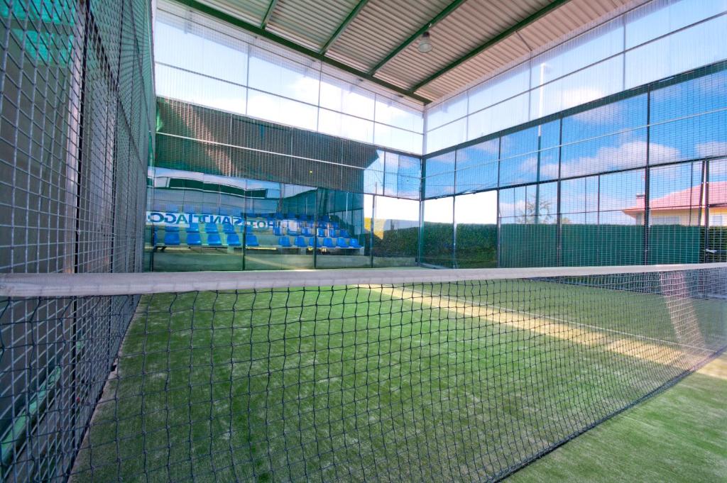 Instalaciones para jugar a tenis o squash en Hotel Auditorio Santiago & Spa o alrededores