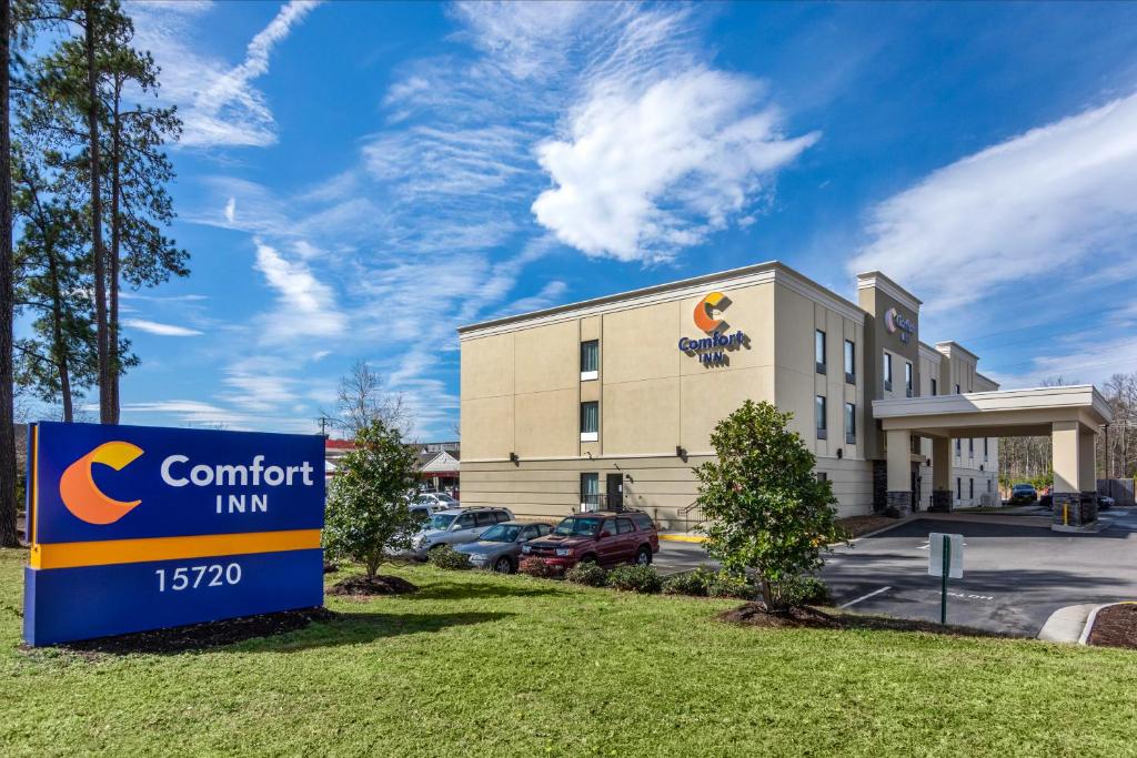 a confident inn sign in front of a building at Comfort Inn South Chesterfield - Colonial Heights in Colonial Heights