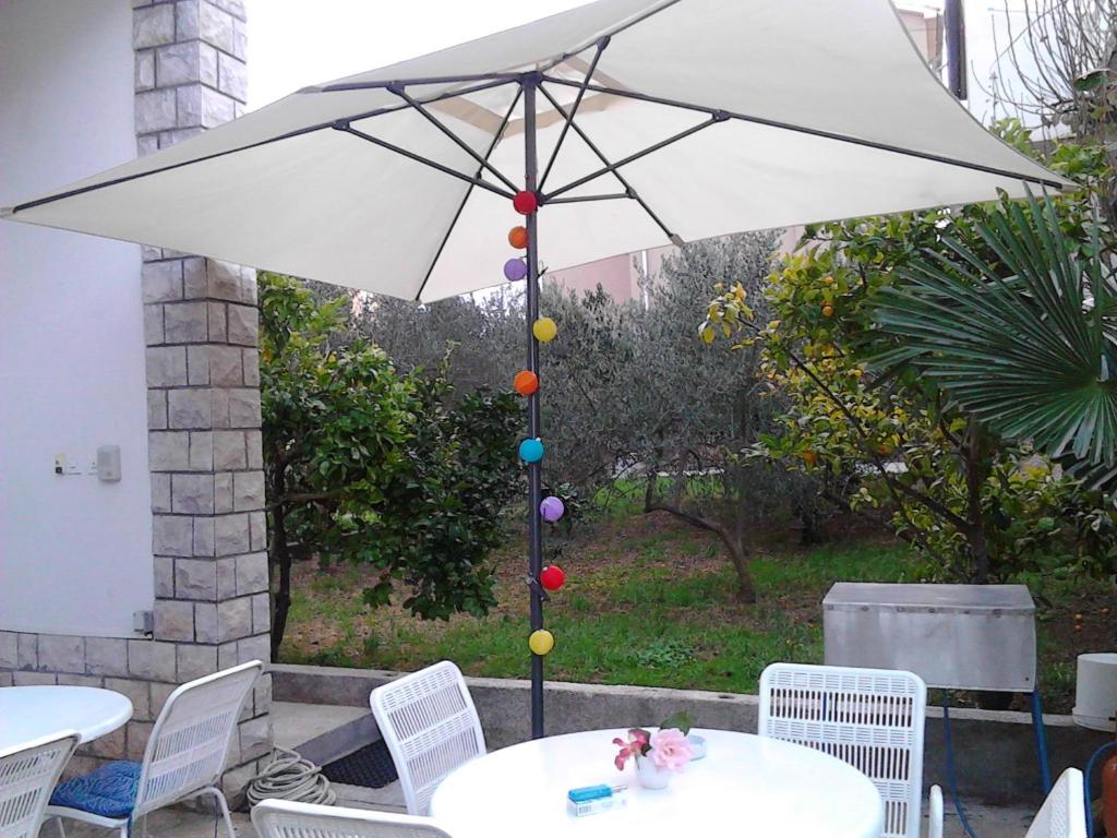 Vonkajšia záhrada v ubytovaní Apartment in Sukosan/Zadar Riviera 8202