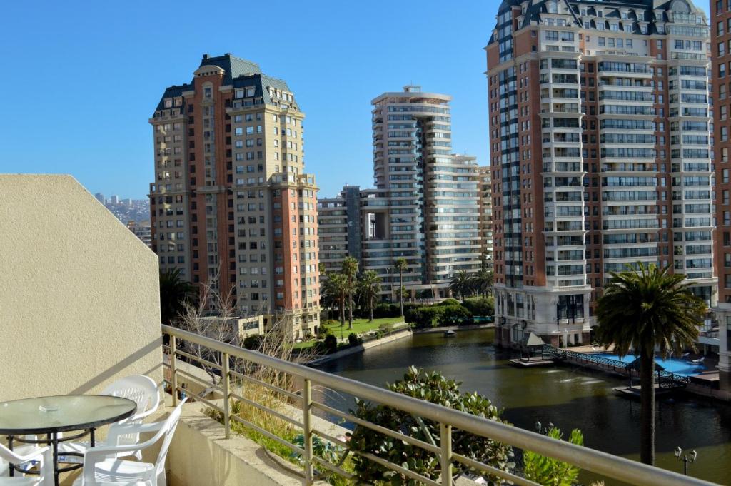 balkon z widokiem na rzekę i budynki w obiekcie Departamento Viña del Mar Coraceros w mieście Viña del Mar