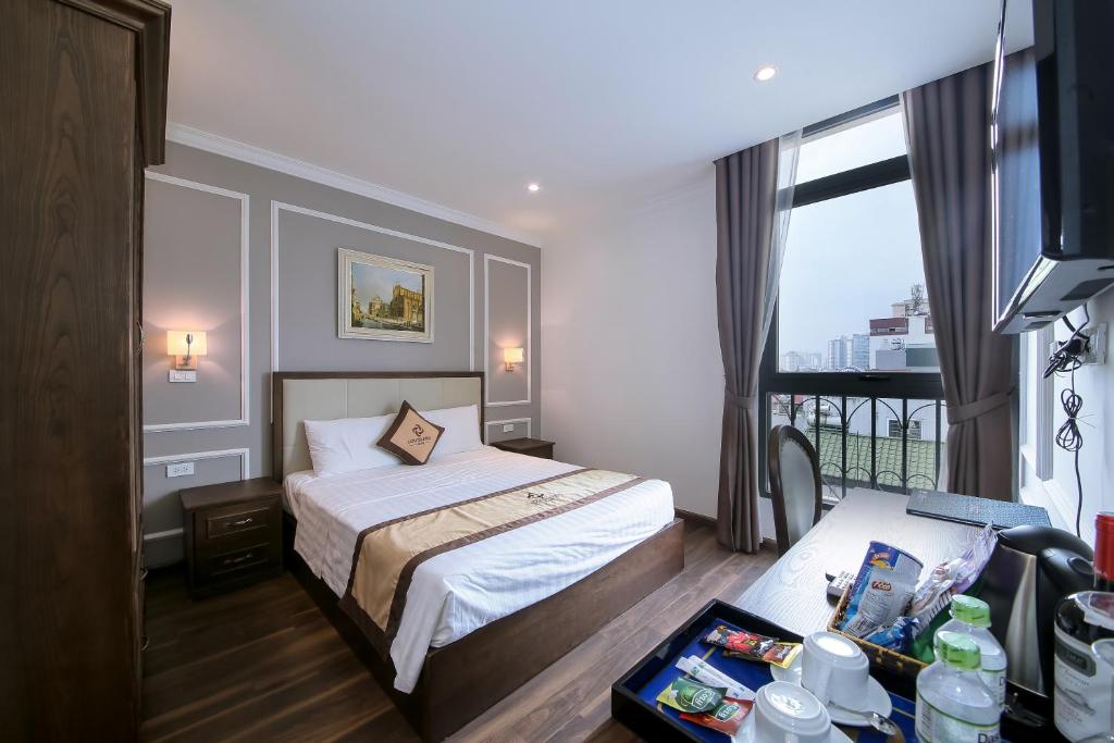 Postel nebo postele na pokoji v ubytování Louisland Hanoi Hotel
