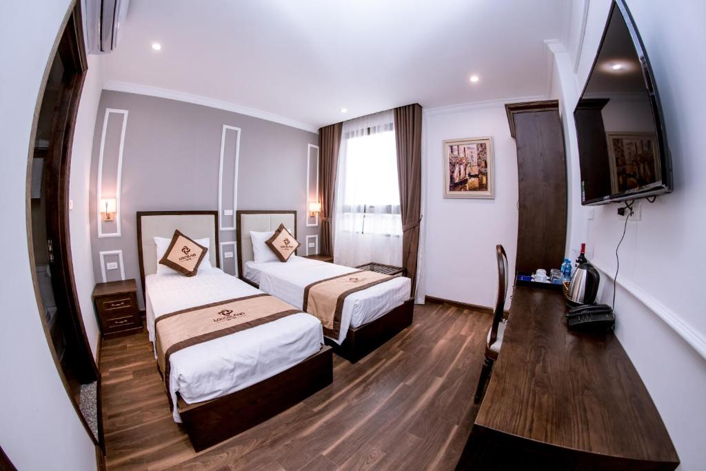 Postel nebo postele na pokoji v ubytování Louisland Hanoi Hotel