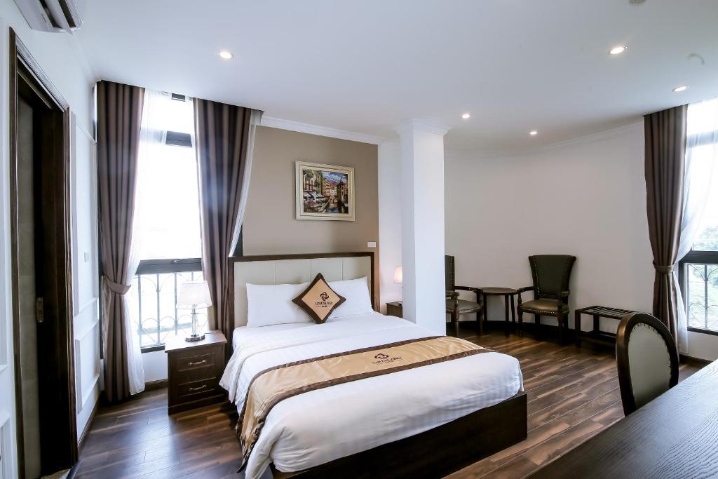 Postel nebo postele na pokoji v ubytování Louisland Hanoi Hotel