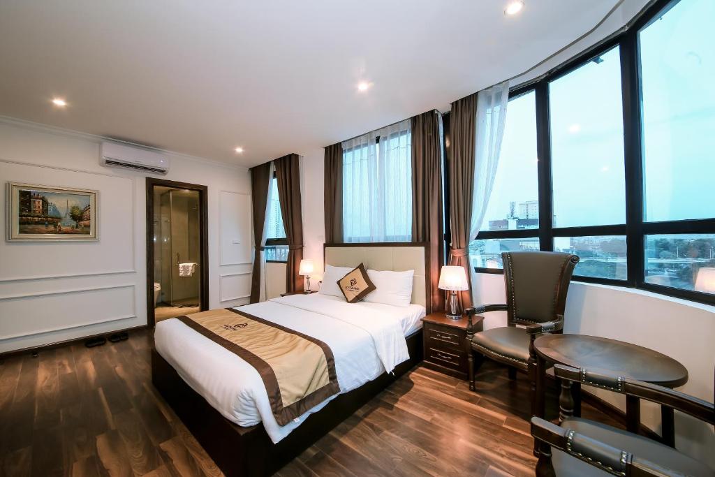 Postel nebo postele na pokoji v ubytování Louisland Hanoi Hotel