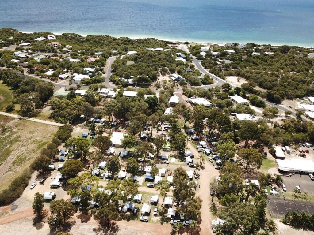 eine Luftansicht eines Parkplatzes mit geparkten Fahrzeugen in der Unterkunft Peppermint Grove Beach Holiday Park in Capel