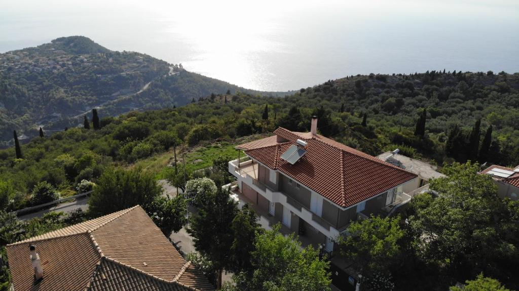una vista aérea de una casa con vistas al océano en Lefkas Vacation House, en Exanthia