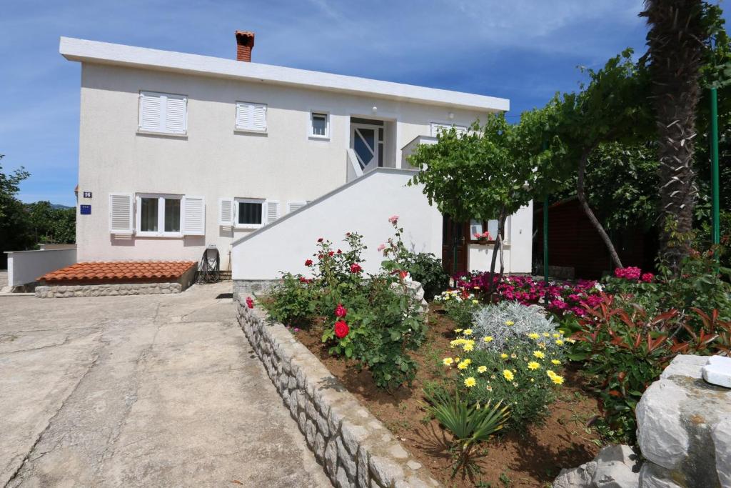 a house with flowers in front of it at Apartment in Silo/Insel Krk 14599 in Šilo