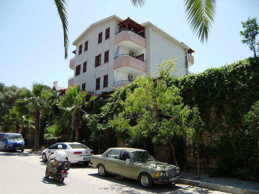 un coche aparcado en un aparcamiento al lado de un edificio en Datca Hotel Antik Apart, en Datça