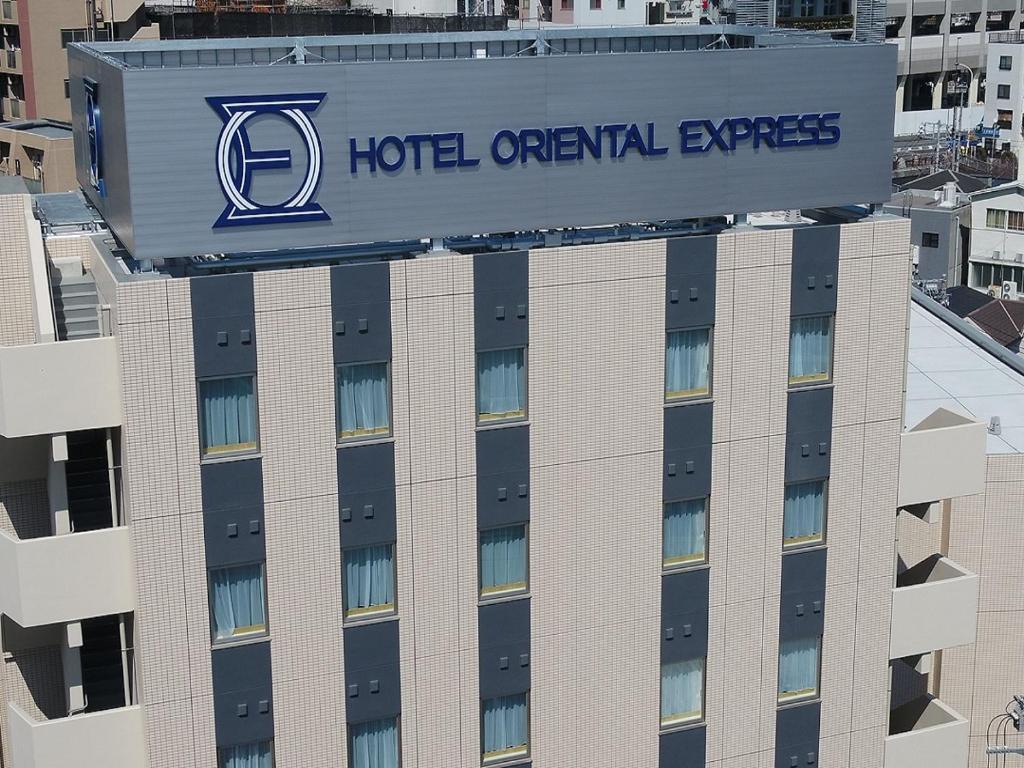東京的住宿－Hotel Oriental Express Tokyo Kamata，建筑顶部的皇室特快标志