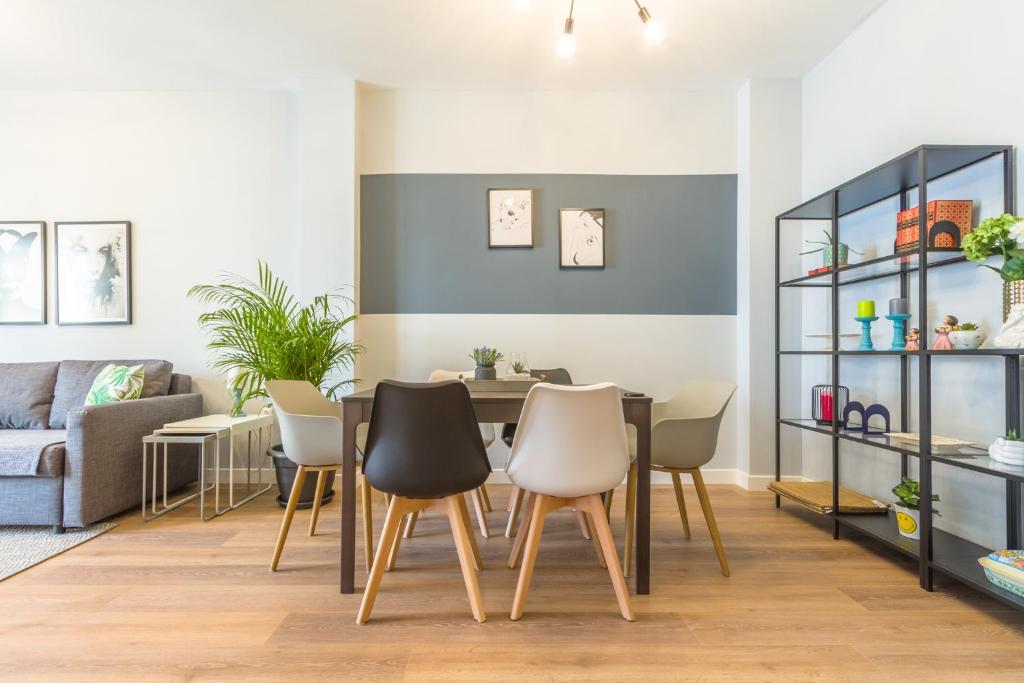 een woonkamer met een tafel en stoelen bij Nordic Design 5star Apartment in Thessaloniki