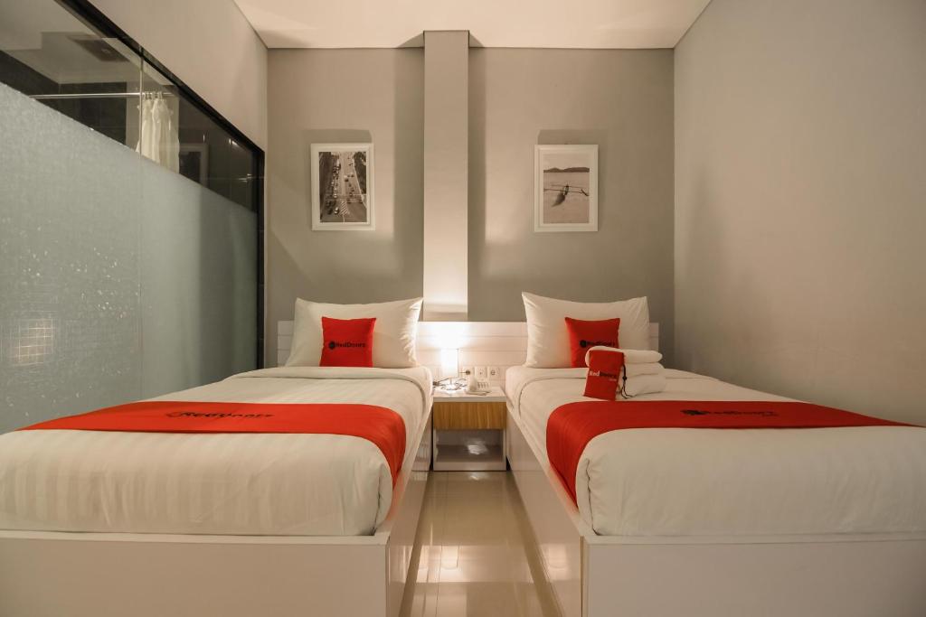 Tempat tidur dalam kamar di RedDoorz Plus near Soekarno Hatta Airport 2