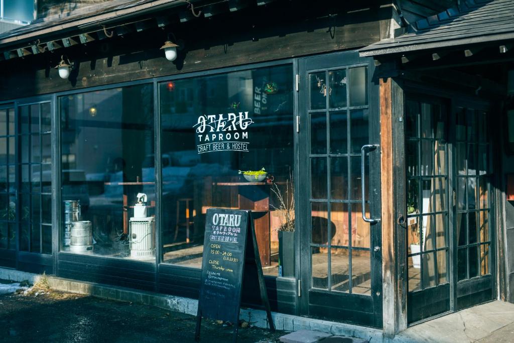 小樽的住宿－Otaru Tap Room & Hostel，前面有标志的商店窗口