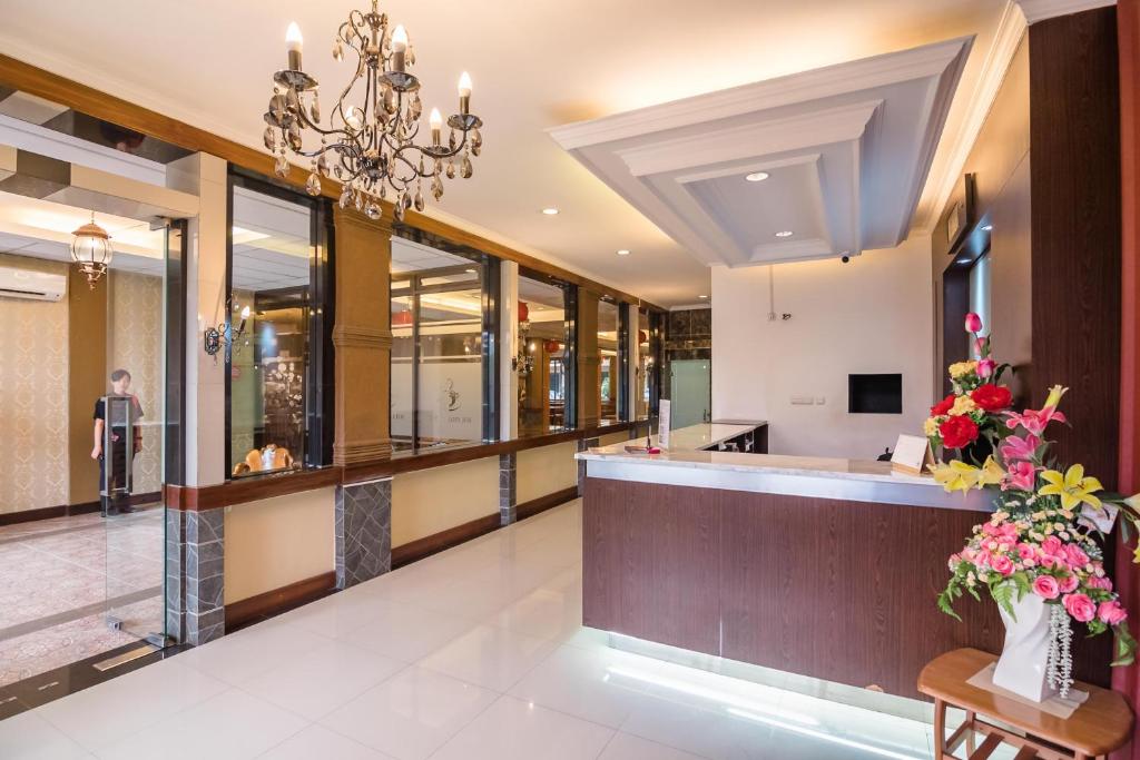 Area lobi atau resepsionis di RedDoorz Plus near Soekarno Hatta Airport 2