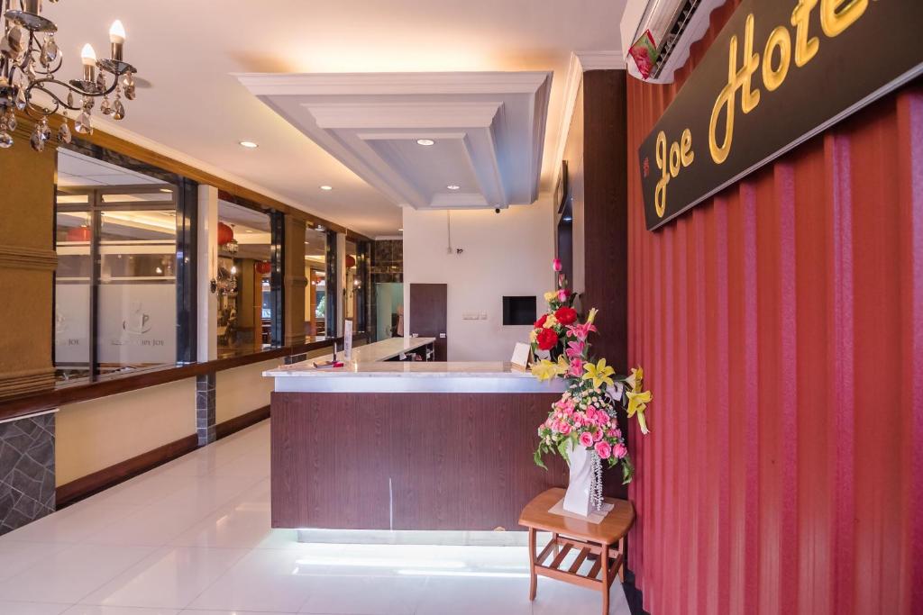 Area lobi atau resepsionis di RedDoorz Plus near Soekarno Hatta Airport 2
