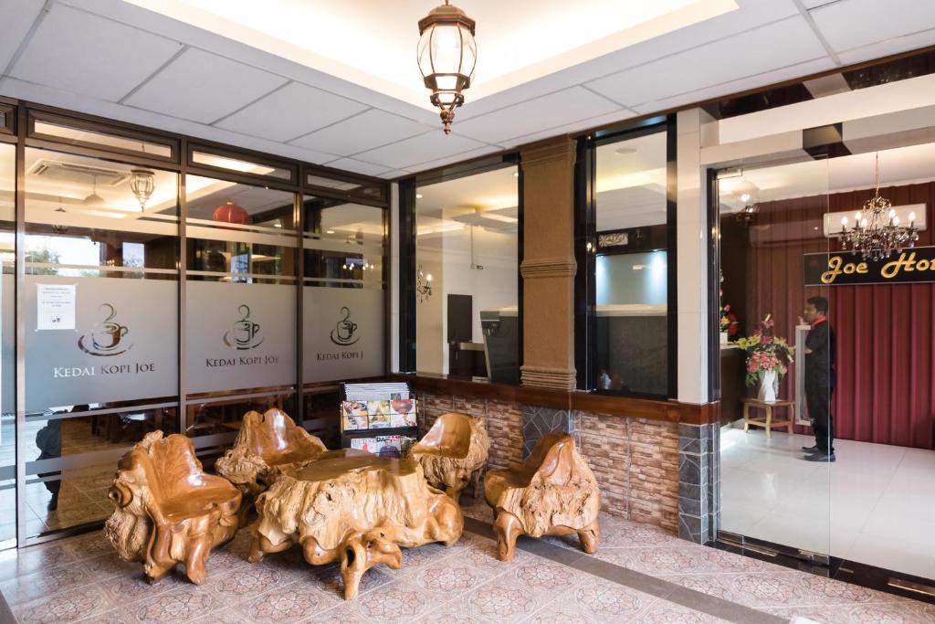 Area tempat duduk di RedDoorz Plus near Soekarno Hatta Airport 2