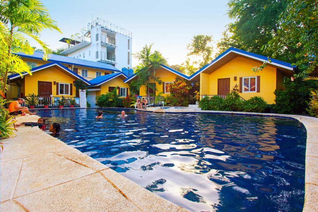 una piscina di fronte a una casa di Blue Lagoon Inn & Suites a Città di Puerto Princesa