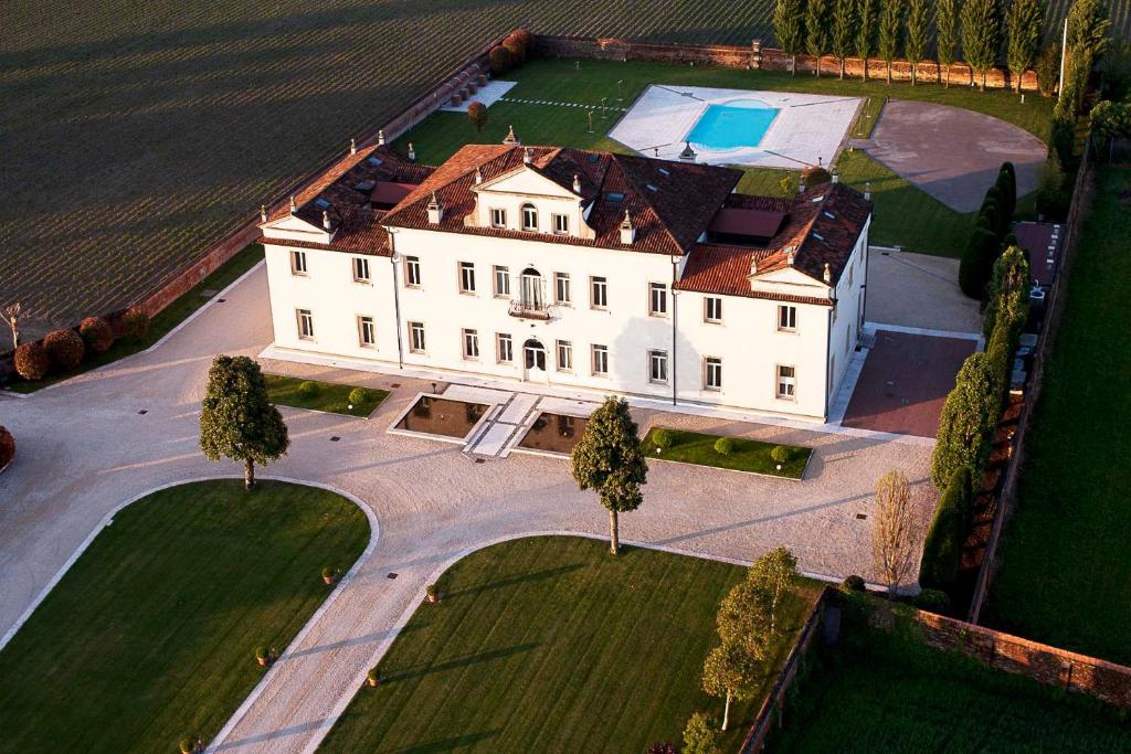 eine Luftansicht eines großen weißen Hauses mit Bäumen in der Unterkunft Villa Cornaro Tourist Suites in Santo Stefano di Zimella
