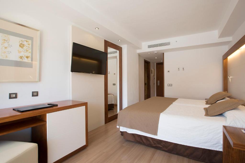 A bed or beds in a room at Hipotels Cala Millor Park