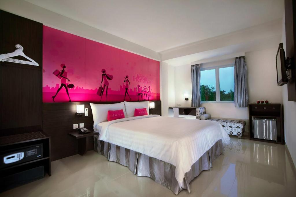 Tempat tidur dalam kamar di favehotel Kelapa Gading