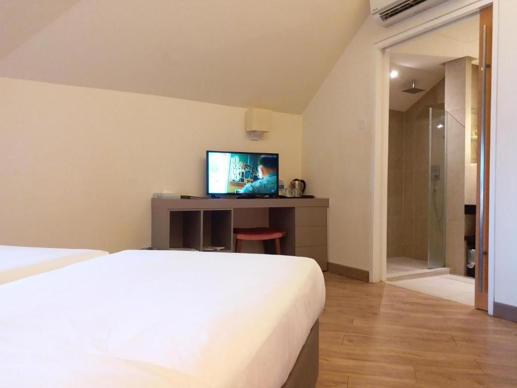 TV a/nebo společenská místnost v ubytování Bella Vista Waterfront Resort, Kuah Langkawi