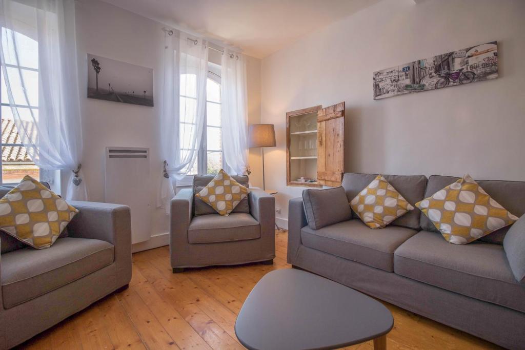 a living room with two couches and a chair at Gîte Le Cocoon d'Isatis 2 in Montgiscard