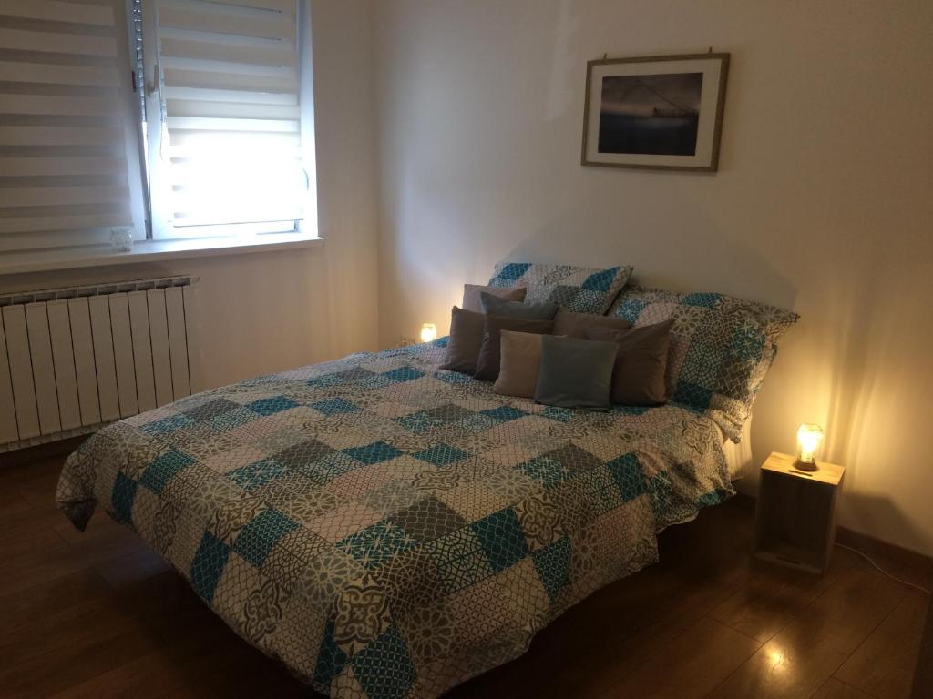 Ένα ή περισσότερα κρεβάτια σε δωμάτιο στο Apartment Galerija