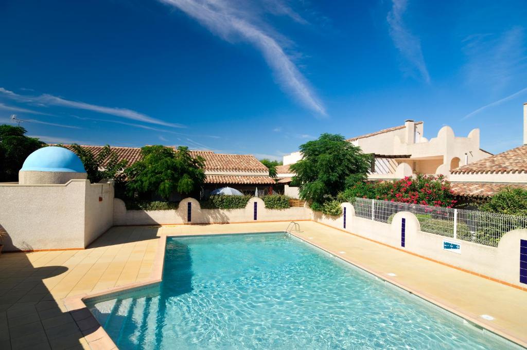 a swimming pool in the backyard of a house at Vacancéole - Résidence Samaria Village - Hacienda Beach in Cap d'Agde