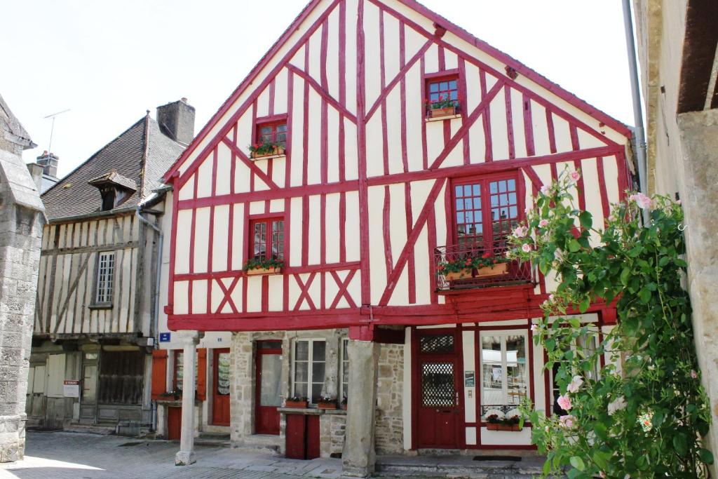 un vecchio edificio rosso e bianco in una città di Au temps d'Autrefois a Nolay