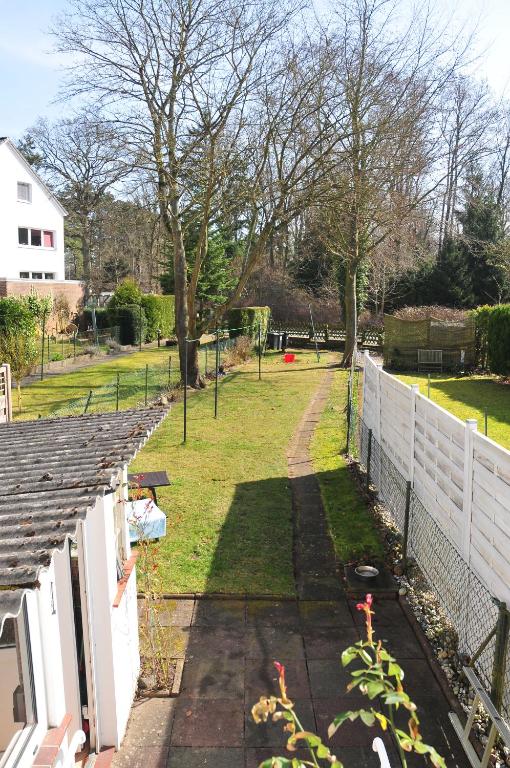 a backyard with a fence and a yard at Haus Tesch in Timmendorfer Strand