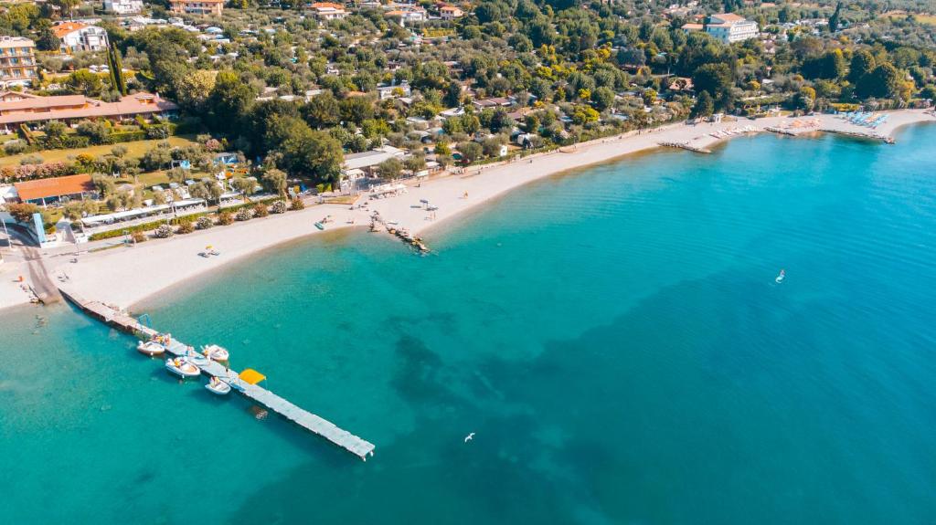 - une vue aérienne sur une plage avec des personnes dans l'eau dans l'établissement Camping Porto srl, à Moniga del Garda