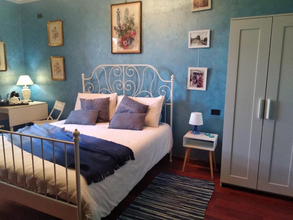 sypialnia z łóżkiem z niebieską ścianą w obiekcie B&B La Dimora di Charme w mieście Basiglio