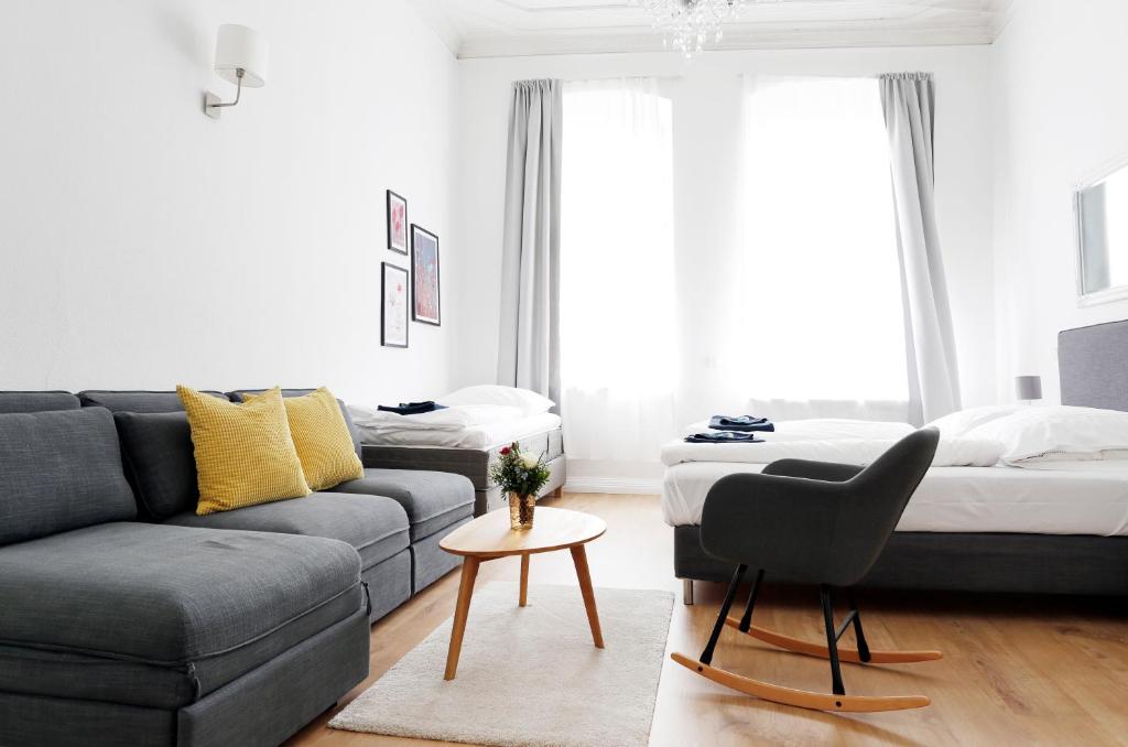 sala de estar con sofá y cama en Apartment GREIF - Cozy Family & Business Flair welcomes you - Rockchair Apartments en Berlín