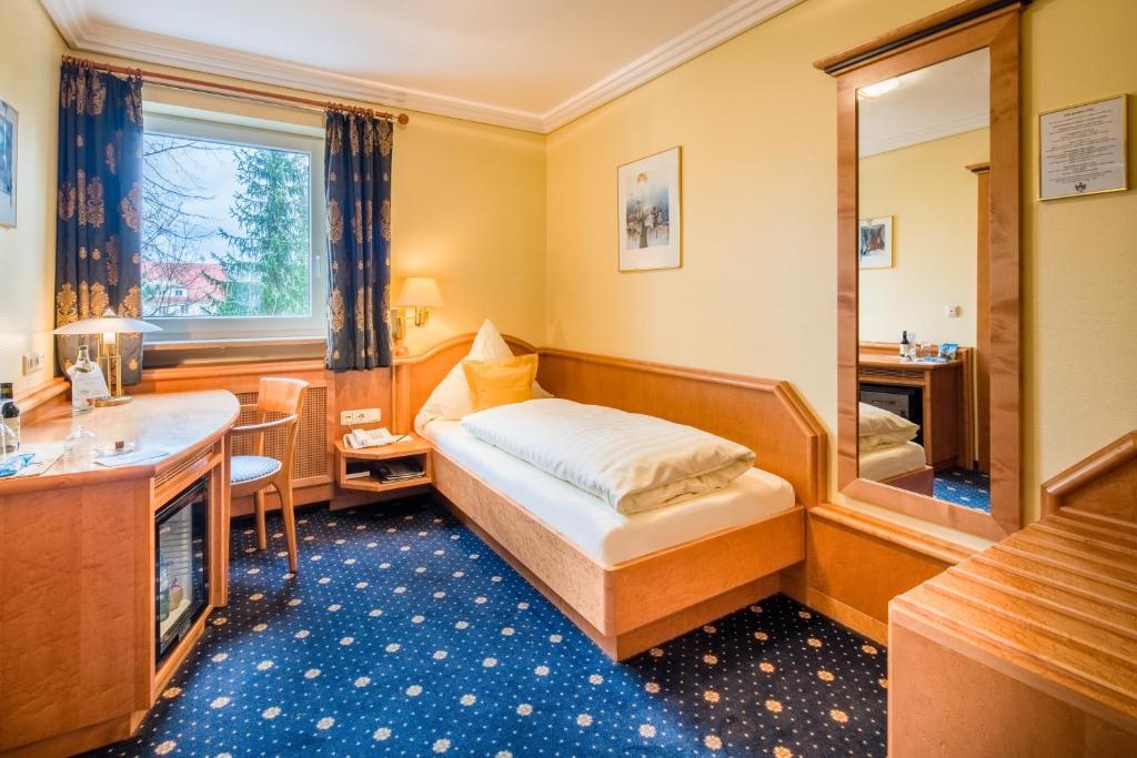 Postel nebo postele na pokoji v ubytování Hotel Asemann Planegg