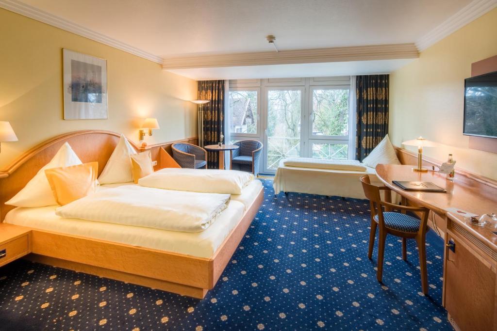 Postel nebo postele na pokoji v ubytování Hotel Asemann Planegg