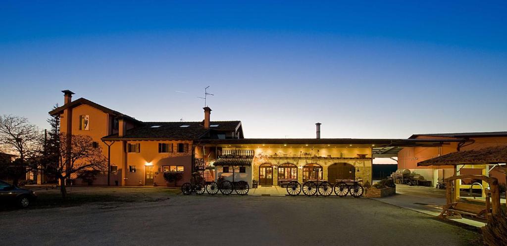 un edificio con bicicletas estacionadas frente a él en Agriturismo Il Picchio, en Castiòns di Strada