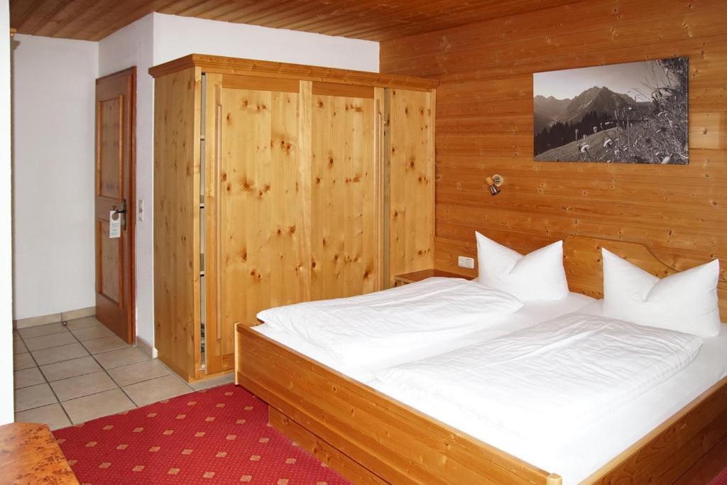Postel nebo postele na pokoji v ubytování Landhaus Almrausch