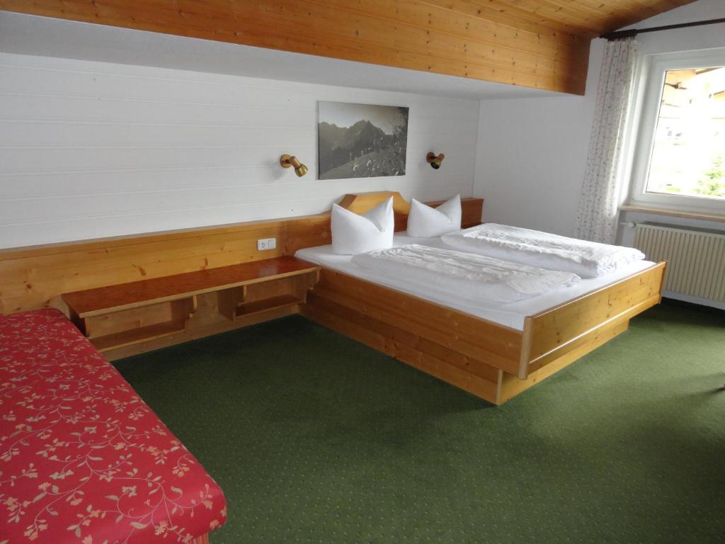 Postel nebo postele na pokoji v ubytování Landhaus Almrausch