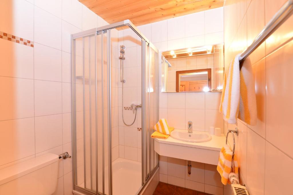Koupelna v ubytování Landhaus Almrausch