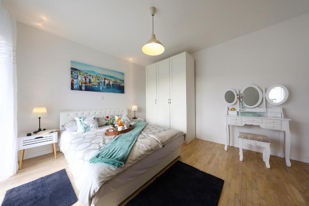 sypialnia z dużym łóżkiem i biurkiem w obiekcie Villa Bellavista w mieście Zadar