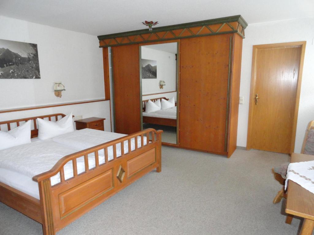 Postel nebo postele na pokoji v ubytování Landhaus Almrausch