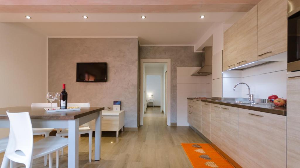 uma cozinha com uma mesa e uma sala de jantar em Casa Guetti Terme di Comano em Comano Terme