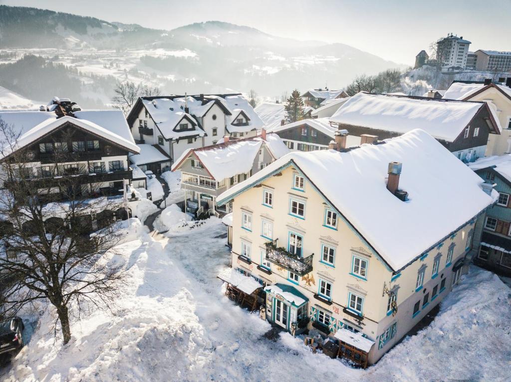 una vista aérea de una ciudad en la nieve en Hotel Adler, en Oberstaufen