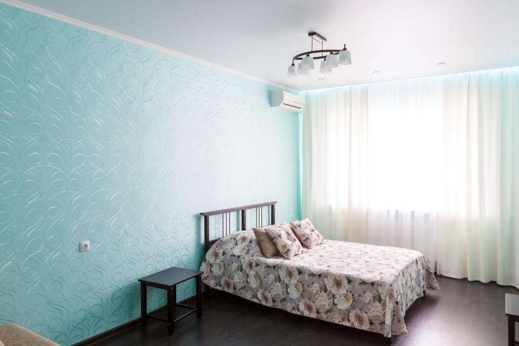 A bed or beds in a room at flat-all 121 Uritskogo однокомнатная квартира до 5 мест с паркингом рядом с БЦ Московский