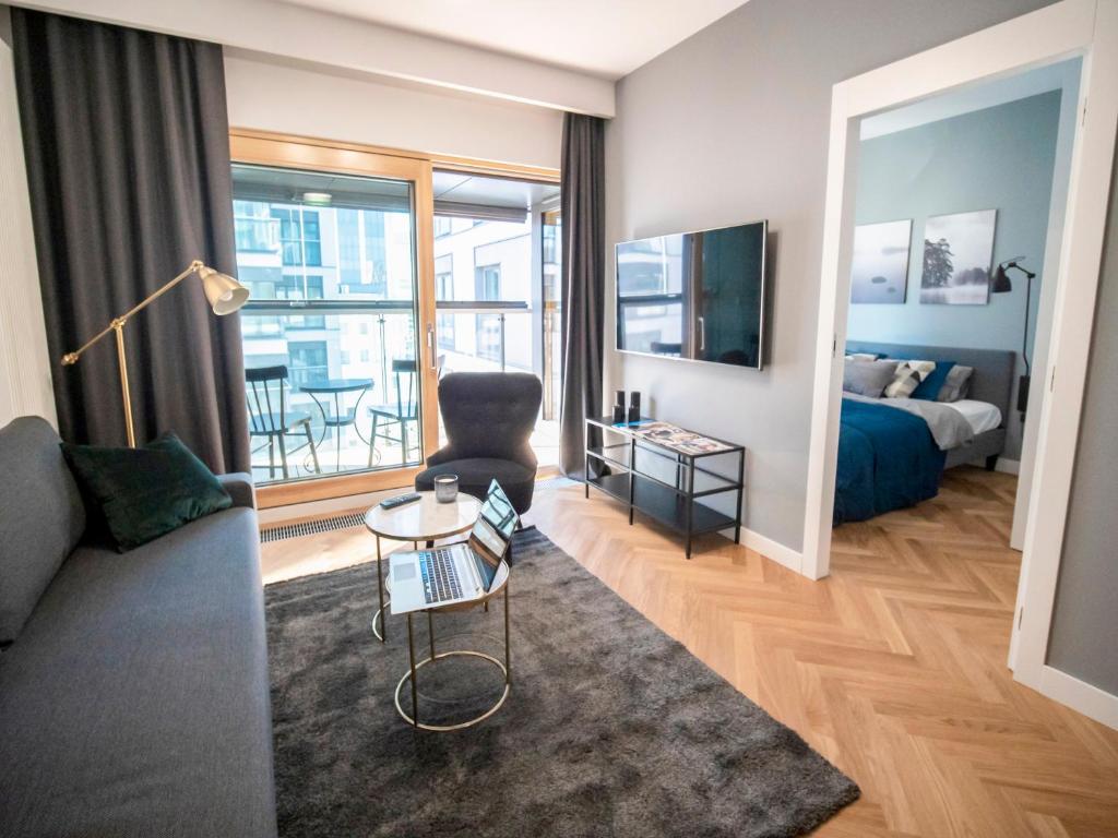 sala de estar con sofá y cama en VipWarsawApartments Onyx Mennica Residence en Varsovia