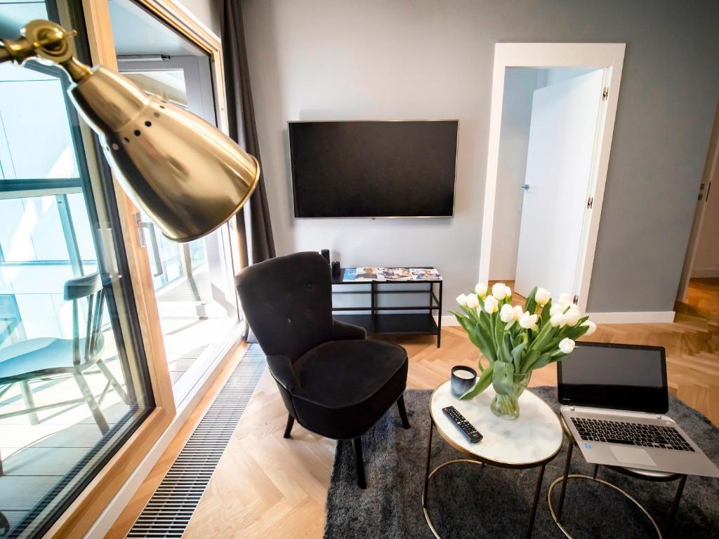 Televízia a/alebo spoločenská miestnosť v ubytovaní VipWarsawApartments Onyx Mennica Residence